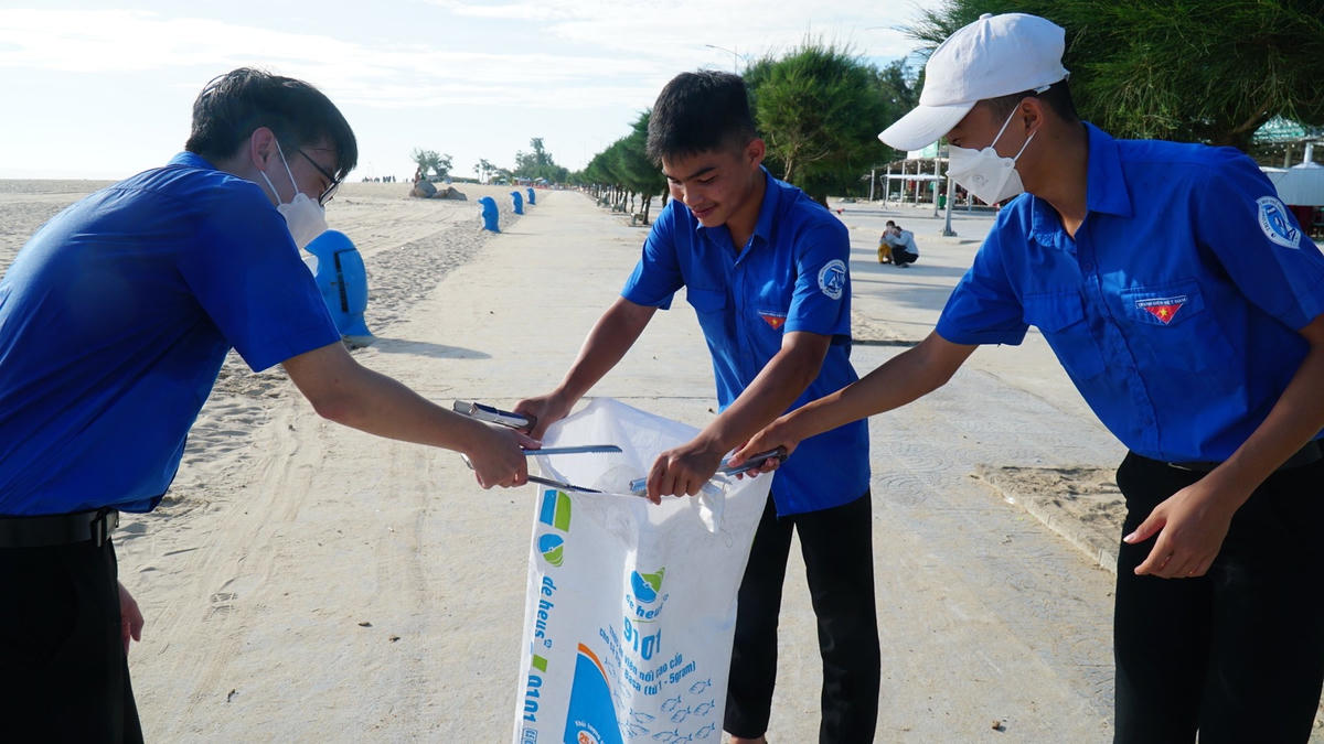 Học sinh, đoàn viên thanh niên chung tay làm sạch bờ biển.