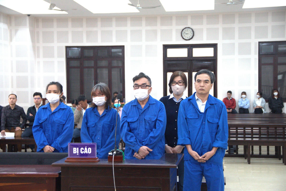 Đại gia Trung "lửa" (thứ 3 từ trái sang) và các bị cáo nghe Tòa tuyên án