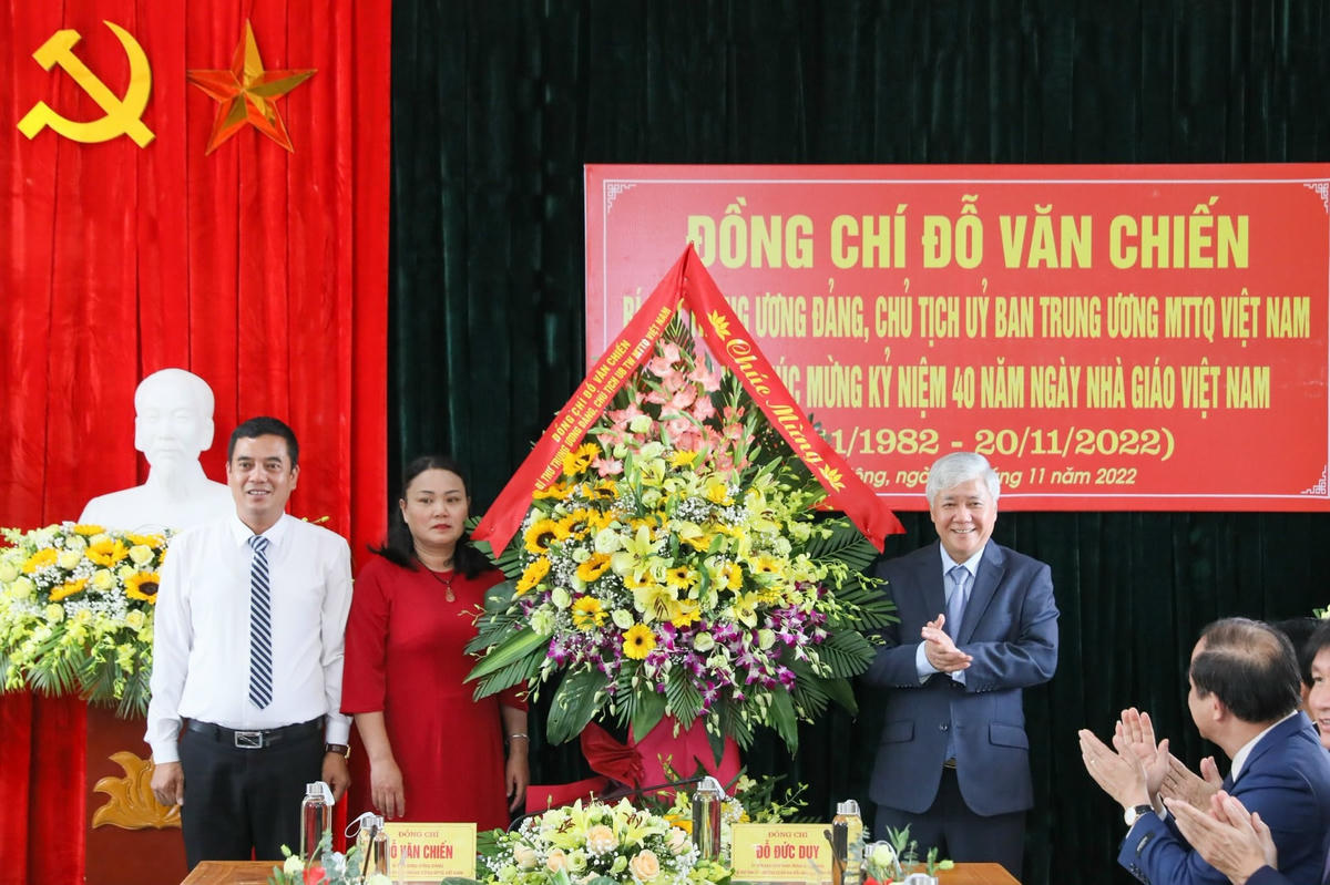 Chủ tịch Đỗ Văn Chiến tặng hoa chúc mừng thầy cô Trường Mầm non Quy Mông, Trường Tiểu học và Trung học cơ sở Quy Mông, xã Quy Mông, huyện Trấn Yên.  