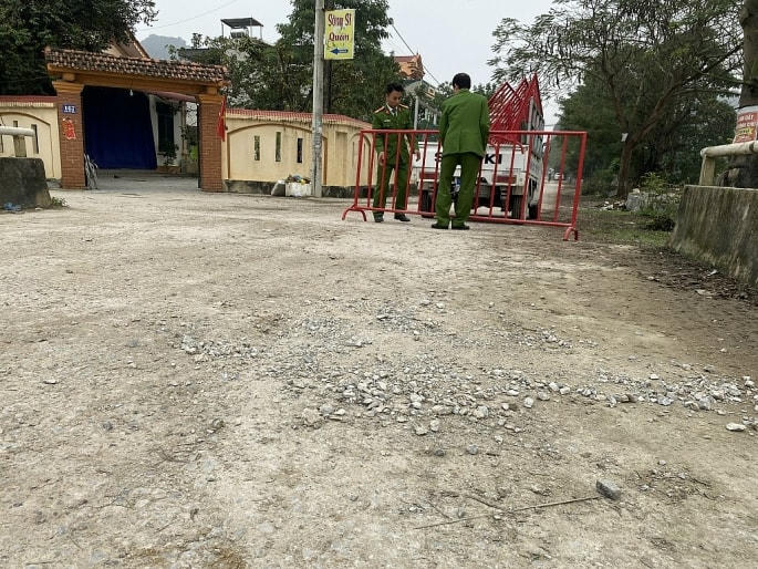 Công an dựng hàng trào tại khu vực xảy ra tiếng nổ lớn làm bong tróc mặt cầu.