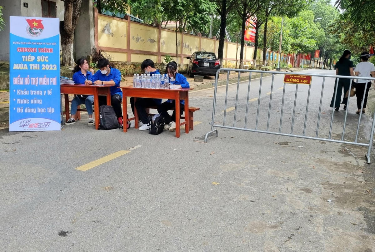 Sau khi các thí sinh vào phòng thi, các lôi vào được đóng kín.