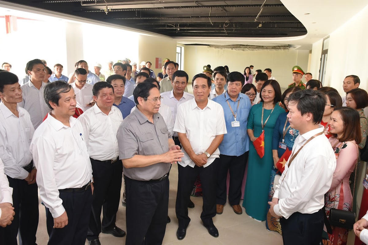 13h 50, Thủ tướng Chính phủ cùng đoàn công tác đi kiểm tra các hạng mục công trình xây dựng trường Chuyên Hùng Vương. Đây là dự án với tổng mức đầu tư gần 500 tỷ đồng. Làm việc với lãnh đạo Trường Chuyên Hùng Vương, Thủ tướng đánh giá cao những thành tích mà thầy cô và học sinh nhà trường đã đạt được khi hàng năm có nhiều học sinh đạt giải cao trong các cuộc thi ở trong và ngoài nước, cũng như trường thường xuyên có những thủ khoa trong các cuộc thi THPT.