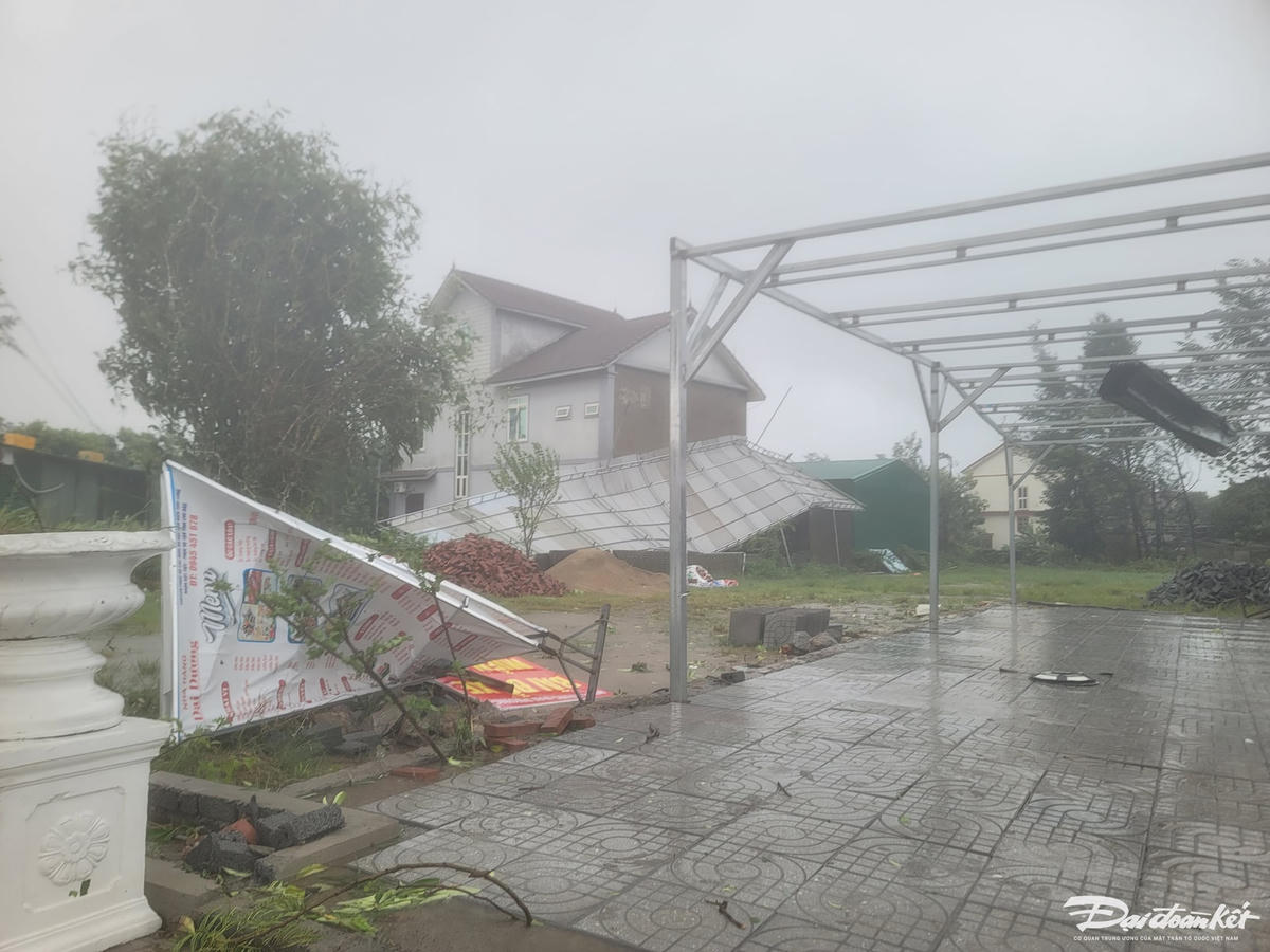 Mái tôn, biển quảng cáo nhà hàng tại khu du lịch biển Cửa Lò bị gió cuốn. Ảnh: Quốc Thanh.