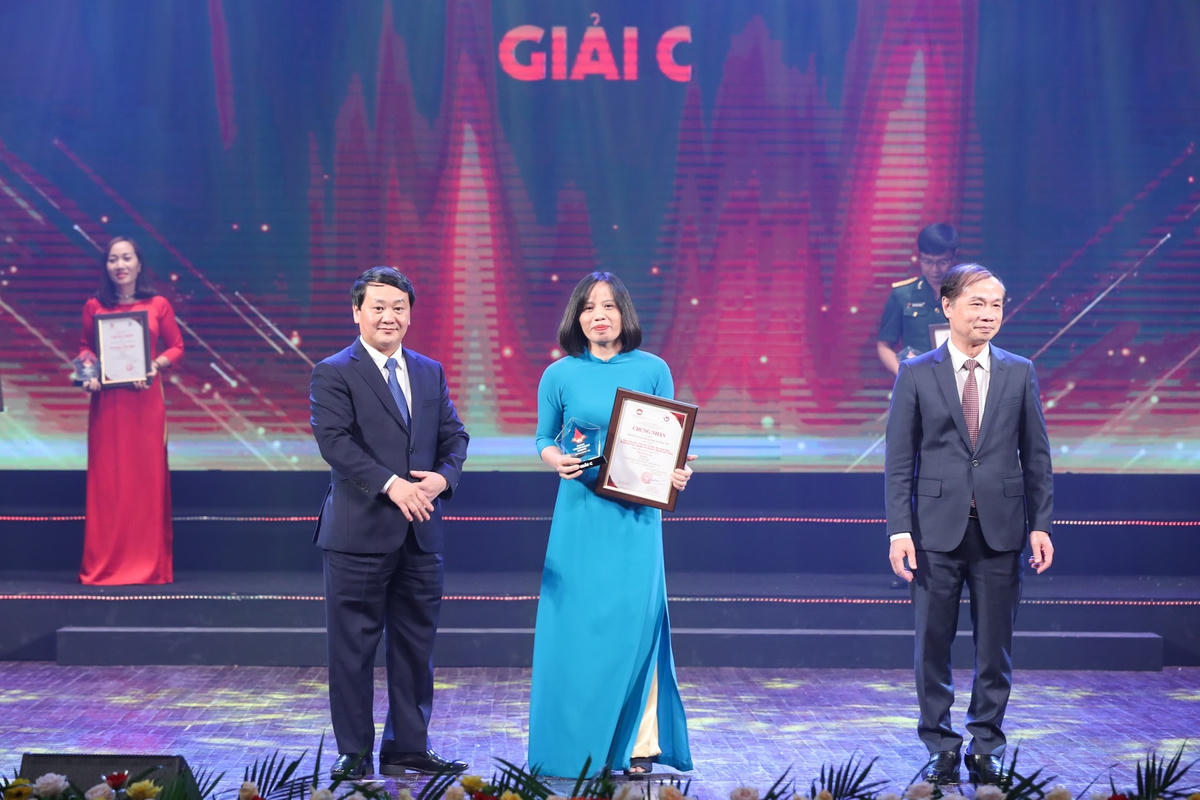 Nhà báo Tú Uyên đại diện cho nhóm tác giả (Phạm Xuân Hải, Trịnh Thị Tú Uyên, Đào Xuân Ngọc, Âu Phương Thảo, Nguyễn Thị Phượng, Nguyễn Việt Thắng) với tác phẩm "Phát huy vai trò nêu gương của đảng viên"  đăng trên Báo Đại đoàn kết vinh dự đoạt giải C Giải báo chí “Vì sự nghiệp Đại đoàn kết toàn dân tộc” lần thứ XV. Ảnh: Quang Vinh.