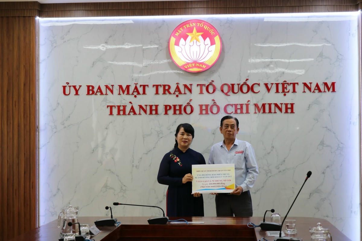 TP HCM: Hai đơn vị đầu tiên đến Mặt trận ủng hộ đồng bào miền Trung