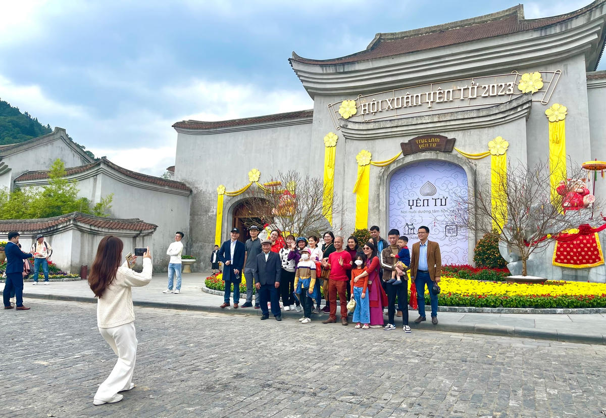 Nhiều gia đình, hội nhóm lựa chọn Khu Di tích và Danh thắng Yên Tử là điểm đến đầu tiên trong hành trình du lịch tâm linh đầu xuân.