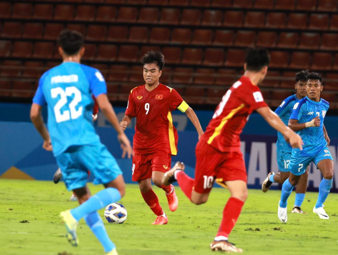 U17 Việt Nam nhanh chóng tiếp cận cầu môn U17 Ấn Độ nhưng không có tình huống nguy hiểm nào được tạo ra trong 15 phút đầu tiên. Ảnh: NLĐ.