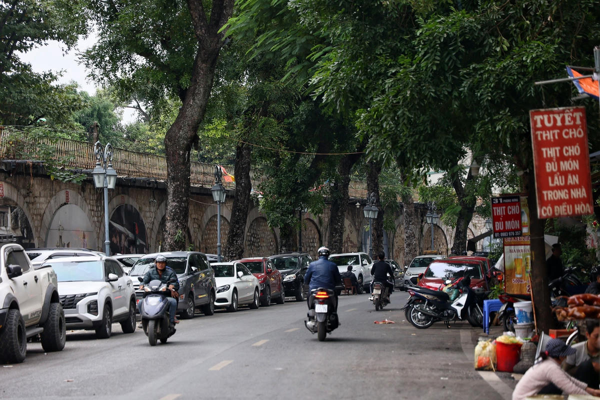 [ẢNH] Phố bích họa Phùng Hưng nhếch nhác, xuống cấp sau 5 năm hoạt động