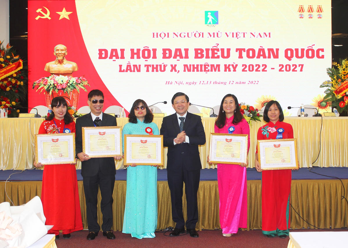 Phó Chủ tịch UBTƯ MTTQ Việt Nam Nguyễn Hữu Dũng trao tặng Bằng khen cho các cá nhân thuộc Hội Người mù Việt Nam có thành tích xuất sắc trong công tác Hội nhiệm kỳ 2017 - 2022.