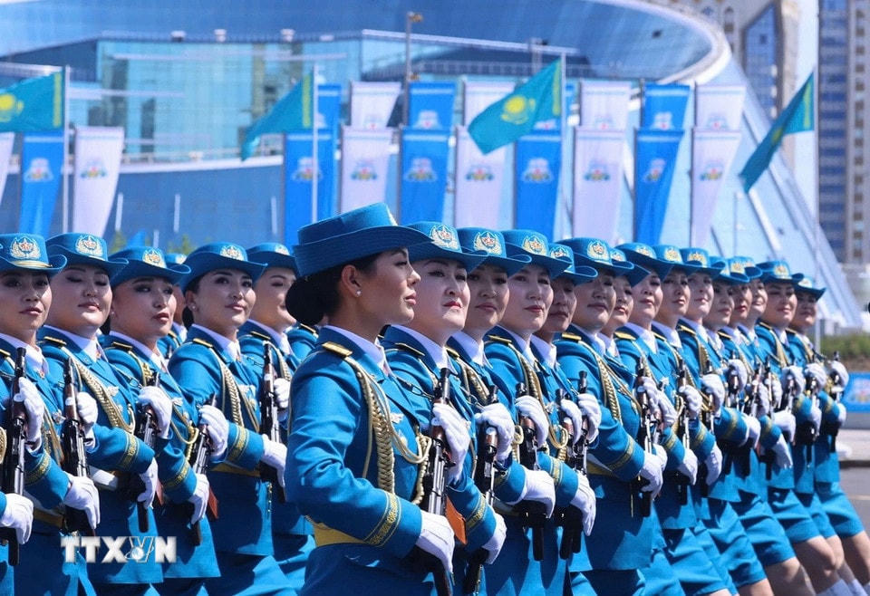 Các lực lượng vũ trang Kazakhstan duyệt binh tại buổi lễ. (Ảnh: TTXVN)