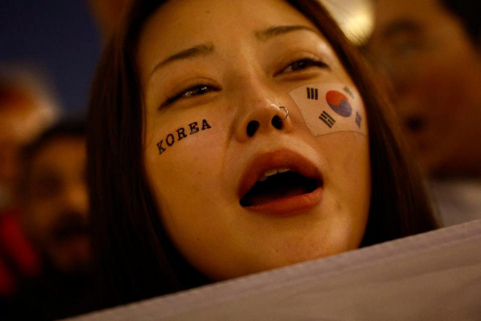 Người Hàn Quốc đổ ra đường ăn mừng chiến thắng kịch tính trước Bồ Đào Nha