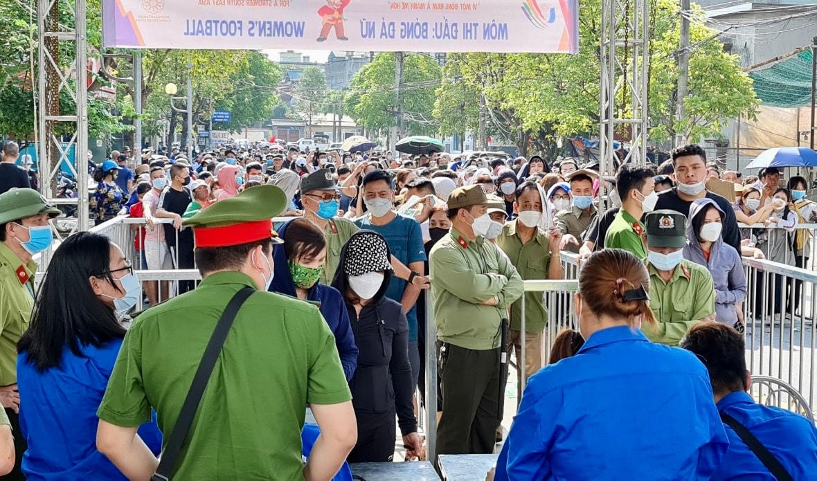 Dòng người tập trung về khu vực phát giấy mời trước cổng SVĐ Cẩm Phả ngày càng đông.