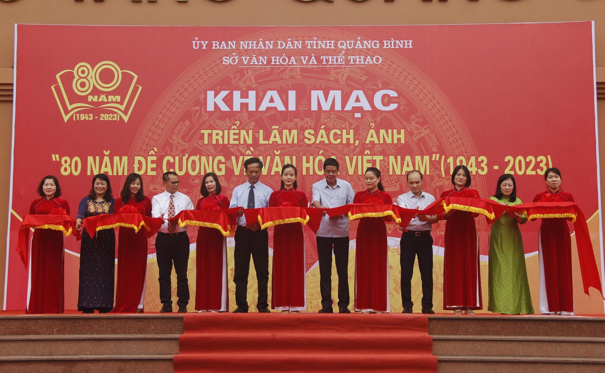 Ban tổ chức và đại biểu cắt băng khai mạc triển lãm sách, ảnh.