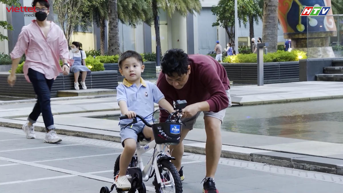 Bé Tết đã được trải nghiệm rất nhiều hoạt động ngoài trời, đạo diễn Đức Thịnh hết sức kiên trì với con.