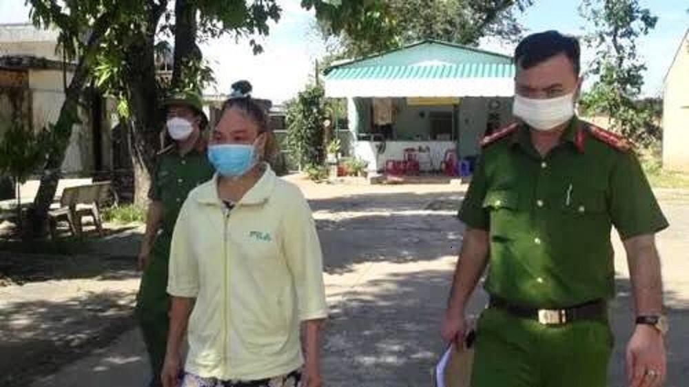 Lực lượng Công an tỉnh Quảng Ngãi bắt đối tượng Trần Thị Hoanh. (Ảnh CTV).