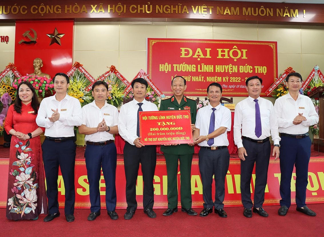 Hội Tướng lĩnh huyện Đức Thọ trao tặng Quỹ Khuyến học huyện Đức Thọ số tiền 200 triệu đồng.