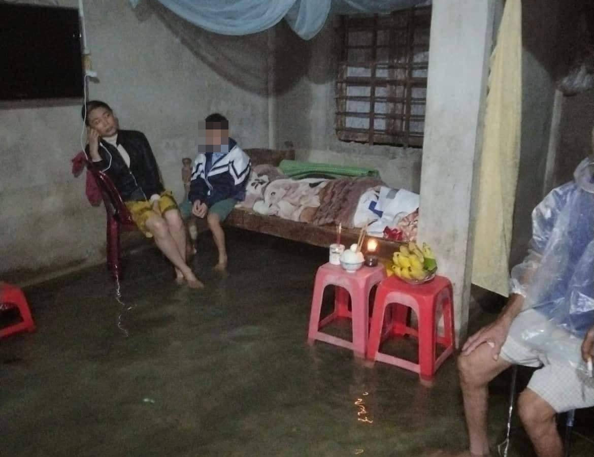 Người thân đau buồn bên thi thể ông Th..