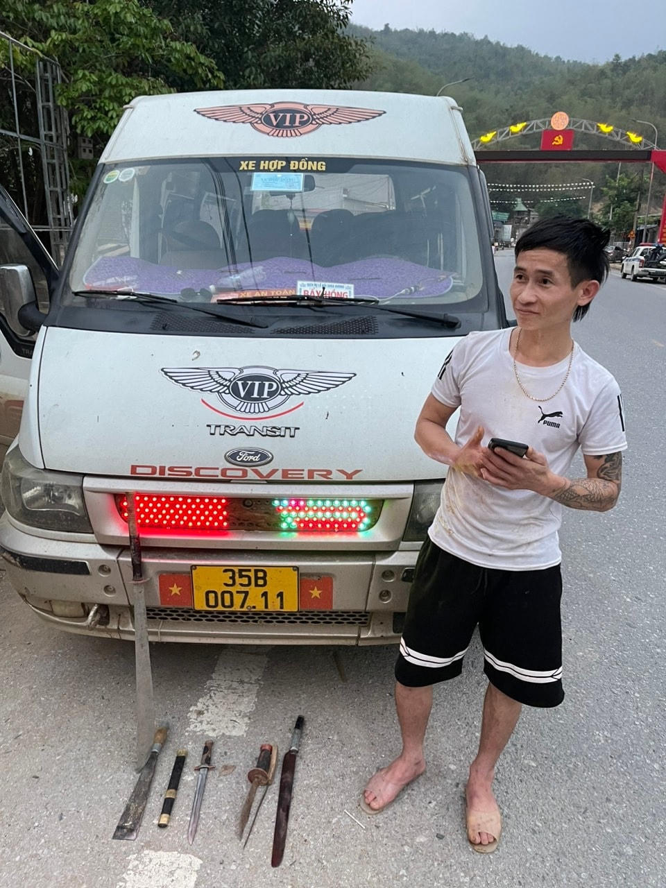 Tài xế bị đưa về trụ sở để tiến hành điều tra, làm rõ vụ việc.