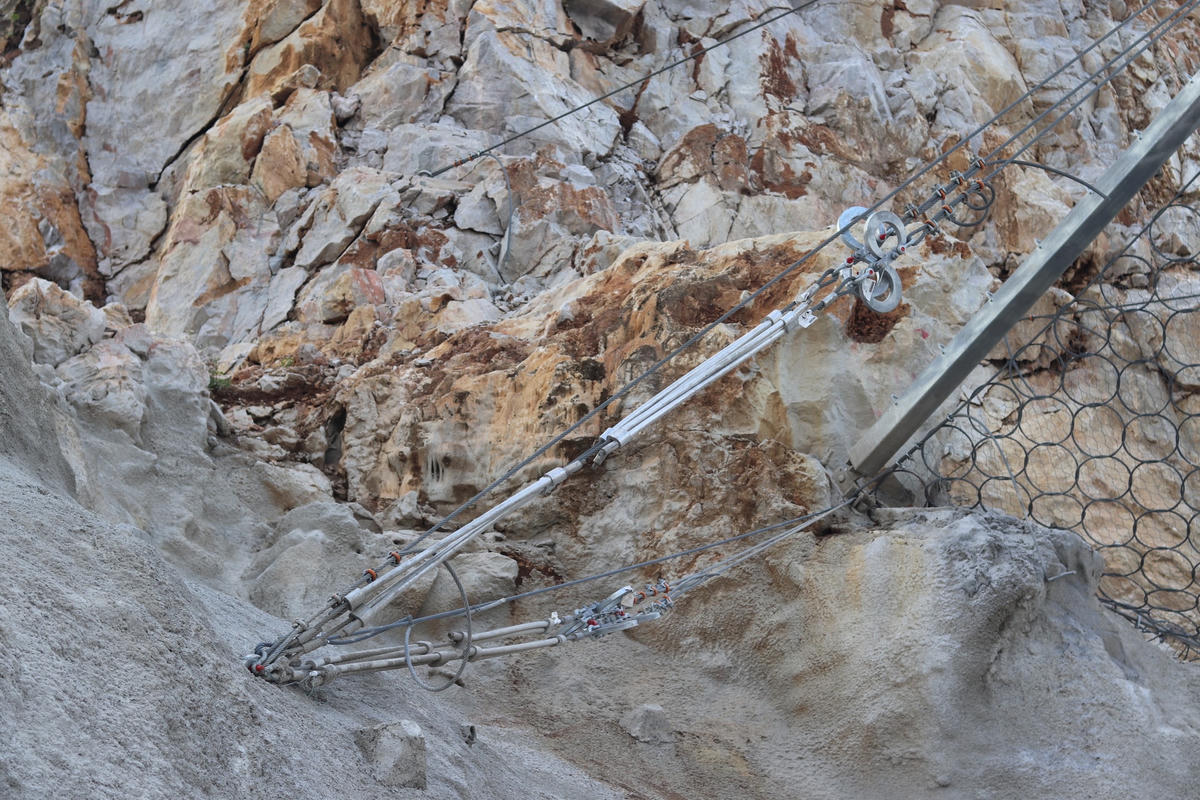 Ghi nhận vào chiều ngày 18/9, những mấu sắt có nhiệm vụ chằng, giữ cố định các lưới thép được cho đục, bám rất sơ sài vào vách đá. Người dân địa phương cho rằng, khi những tảng đá bị lở thì những móc sắt này cũng 'đi theo'.  