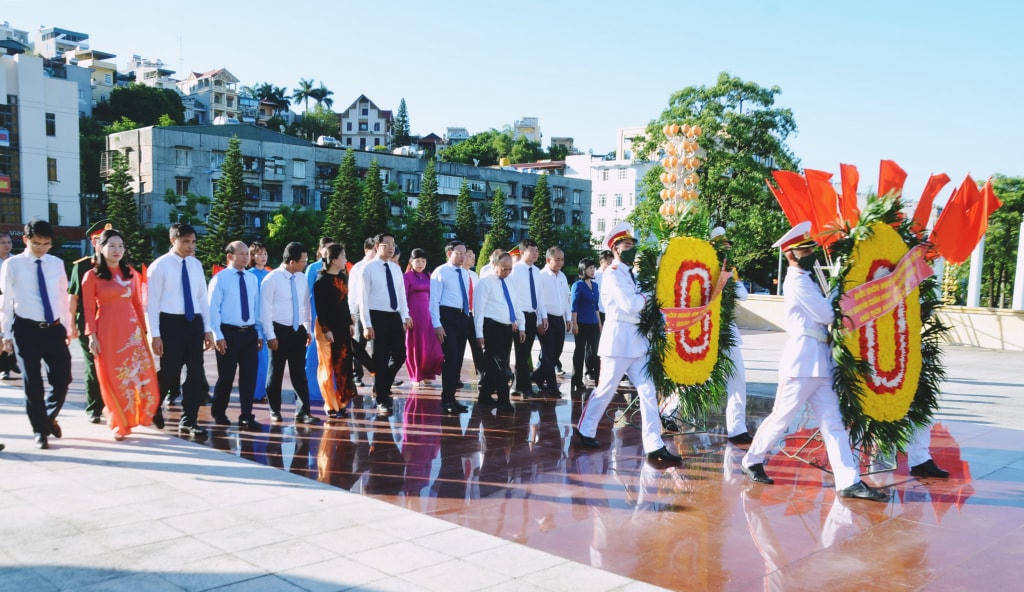 Đoàn đại biểu dâng vòng hoa tại Đài tưởng niệm các Anh hùng liệt sĩ TP Hạ Long. Ảnh: QMG.