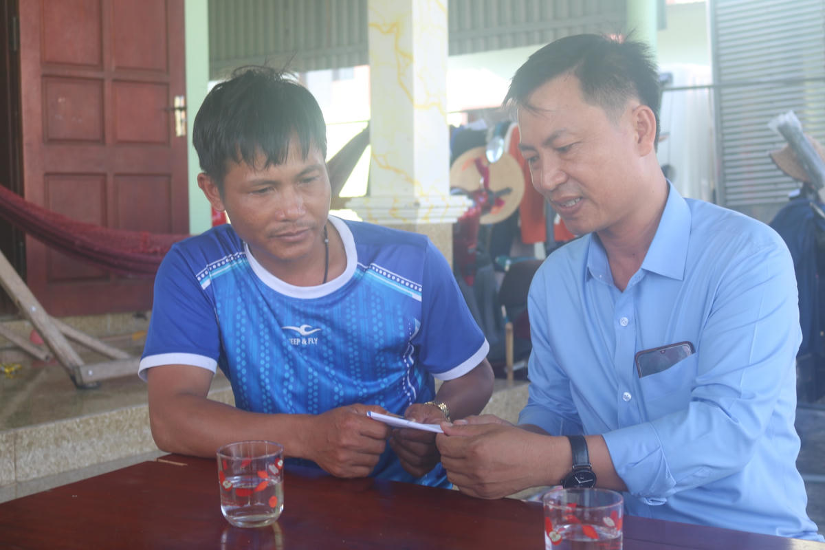 Ông Hoàng Văn Hào thăm, động viên hộ ngư dân Nguyễn Văn Hùng không may bị cháy tàu đánh cá.