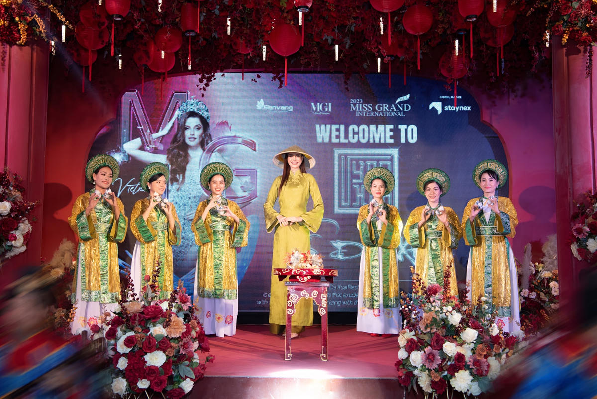 Sự xuất hiện của di sản văn hoá phi vật thể Việt Nam đã tạo nên một không gian cổ kính, trang trọng và đậm đà văn hoá cố đô xưa. Ảnh: BTC.