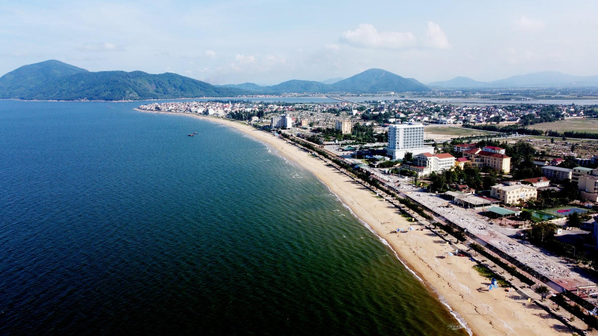 Chính quyền kỳ vọng việc giải tỏa và làm đẹp tuyến đường ven biển sẽ tạo bộ mặt phát triển mới cho Thiên Cầm.