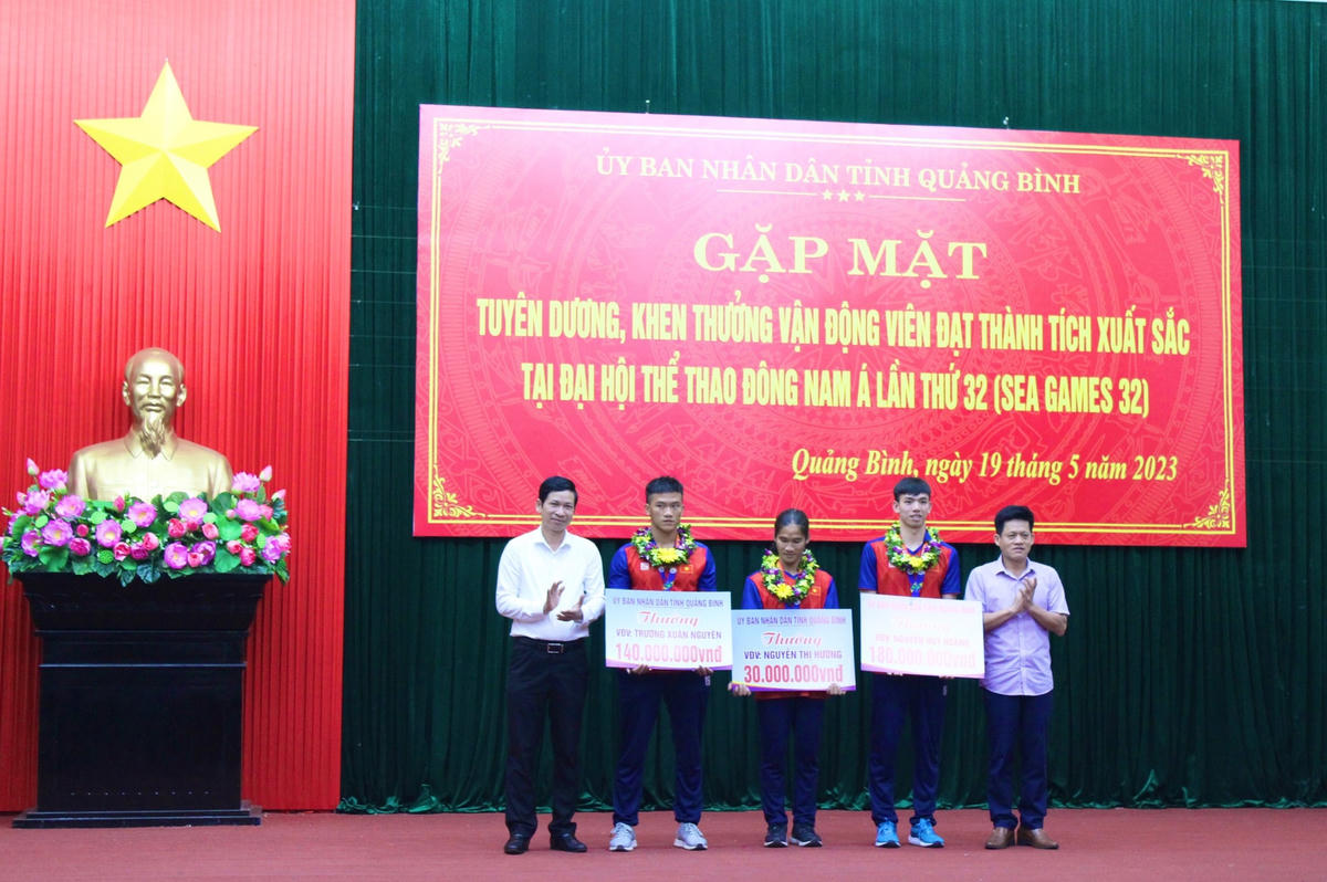 Lãnh đạo Tỉnh trao thưởng cho các VĐV tỉnh nhà tham dự SEA Games 32.