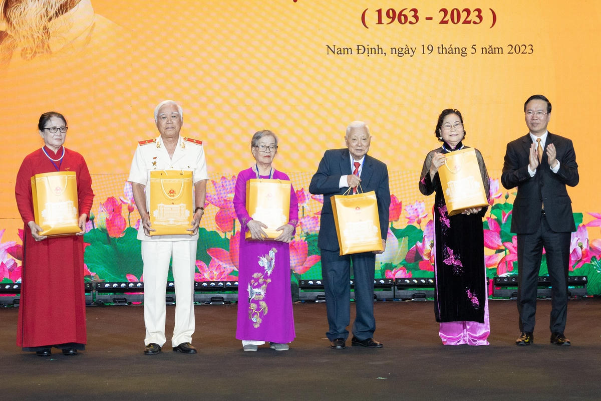 Chủ tịch nước Võ Văn Thưởng tặng quà các Mẹ Việt Nam anh hùng, Anh hùng LLVT nhân dân, Anh hùng Lao động, Nghệ sĩ Nhân dân và nhân chứng từng được gặp Bác Hồ ở địa phương.
