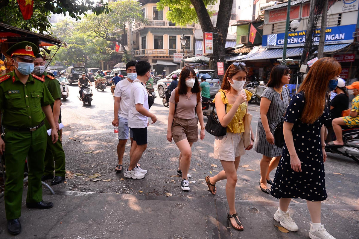 Ở bên ngoài, một vài du khách nước ngoài không khỏi nuối tiếc. "Theo như dự định của tôi, phố đường tàu là địa điểm đầu tiên tôi sẽ đến khi tới Hà Nội. Thật đáng tiếc khi bây giờ không còn cơ hội đến đây chơi nữa", chị Mizuki (du khách Nhật Bản) cho hay.