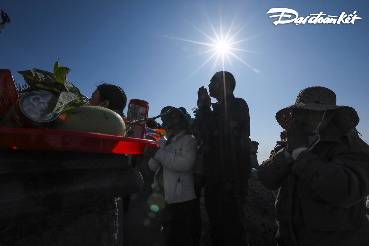 Người người dâng lễ Phật tại chùa Đồng để cầu bình an, may mắn cho bản thân và gia đình trong dịp đầu Xuân năm mới.