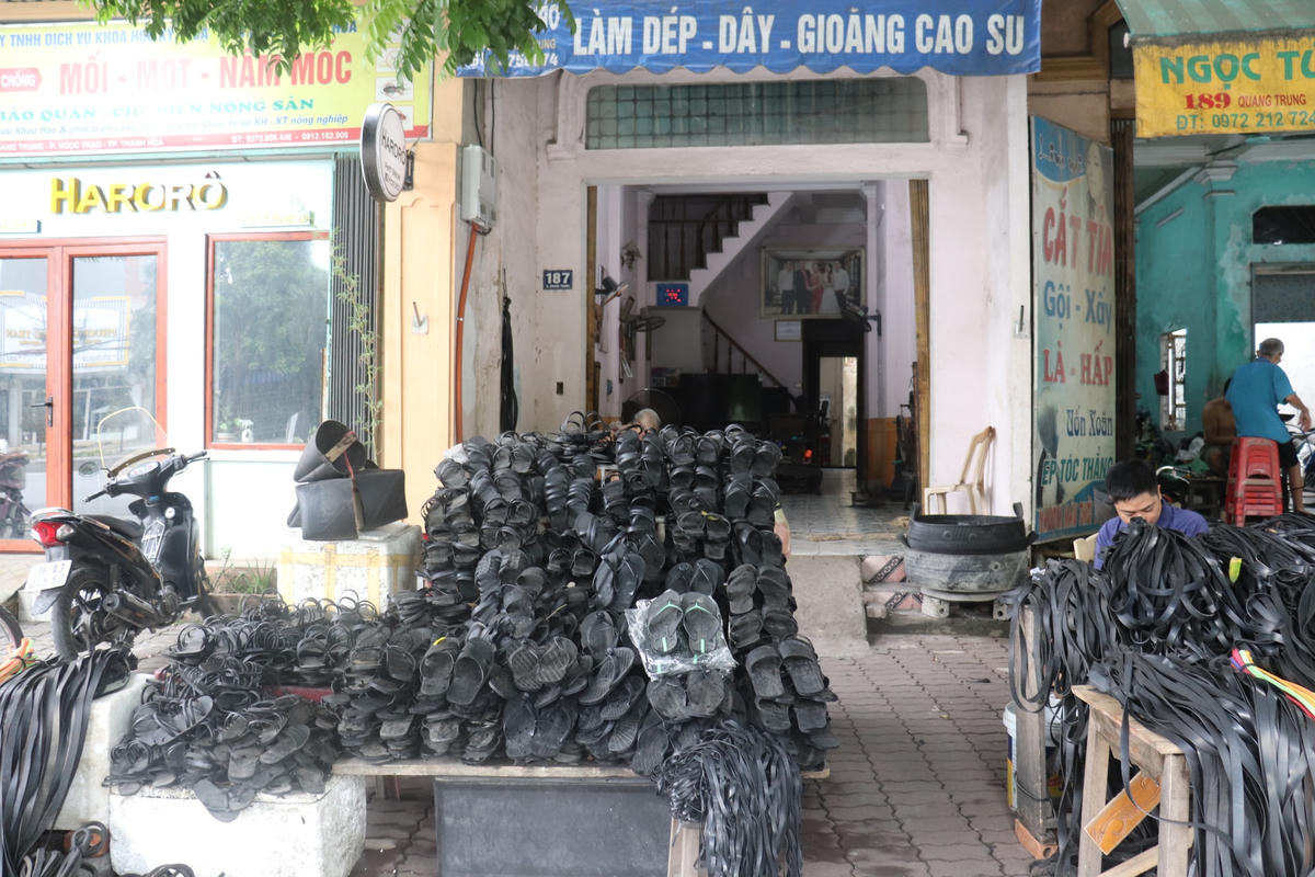 Hiện tại, mỗi ngày cửa hàng của ông Dung chỉ bán được một vài đôi dép, tùy vào kiểu dáng, kích cỡ như dép trẻ em ông bán với giá 20.000 - 50.000 đồng/đôi còn dép người lớn có giá từ 100.000 - 120.000 đồng/đôi.
