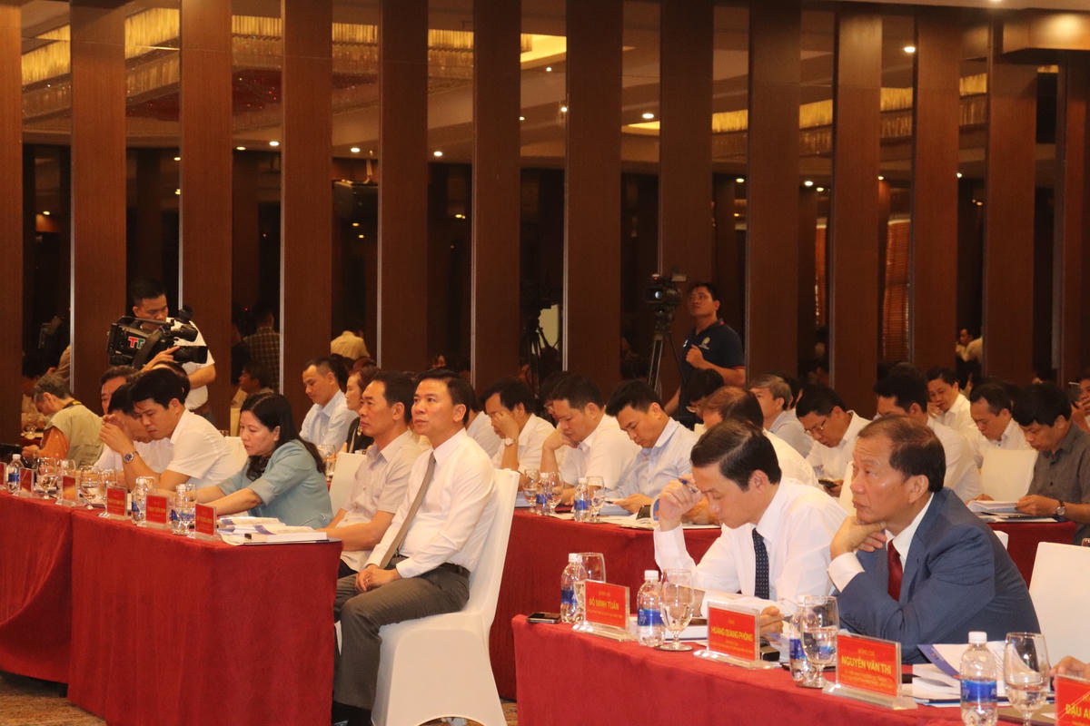 Các lãnh đạo chủ chốt của tỉnh Thanh Hoá cùng lãnh đạo Phòng VCCI Việt Nam tham dự hội nghị.