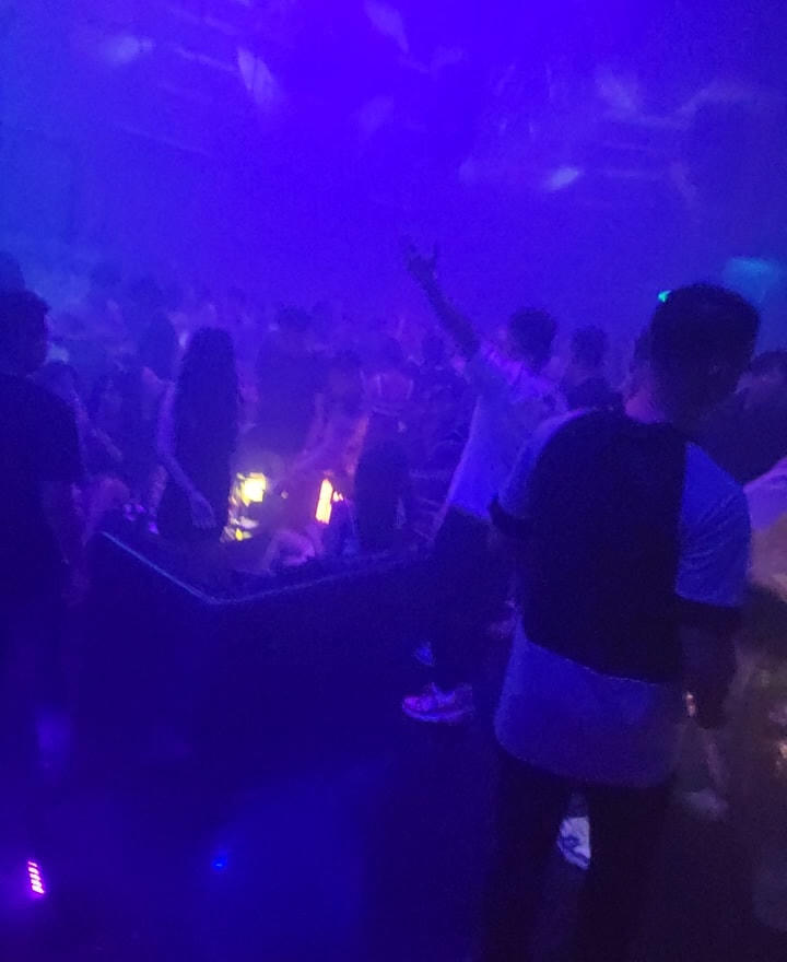 Bên trong nhà hàng là không gian tù túng, chất hẹp, hàng trăm người đang đang lắc lư theo điệu nhạc và làn khói shisha mờ ảo.
