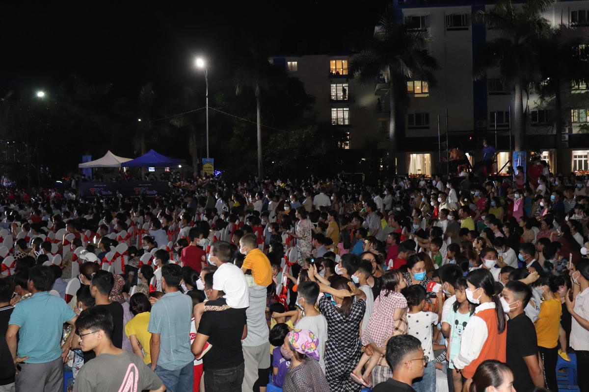Trong niềm vui sướng khi du lịch quay trở lại, nhiều gia đình đã tranh thủ đến nơi tổ chức lễ hội để cảm nhận bầu không khí sôi động.