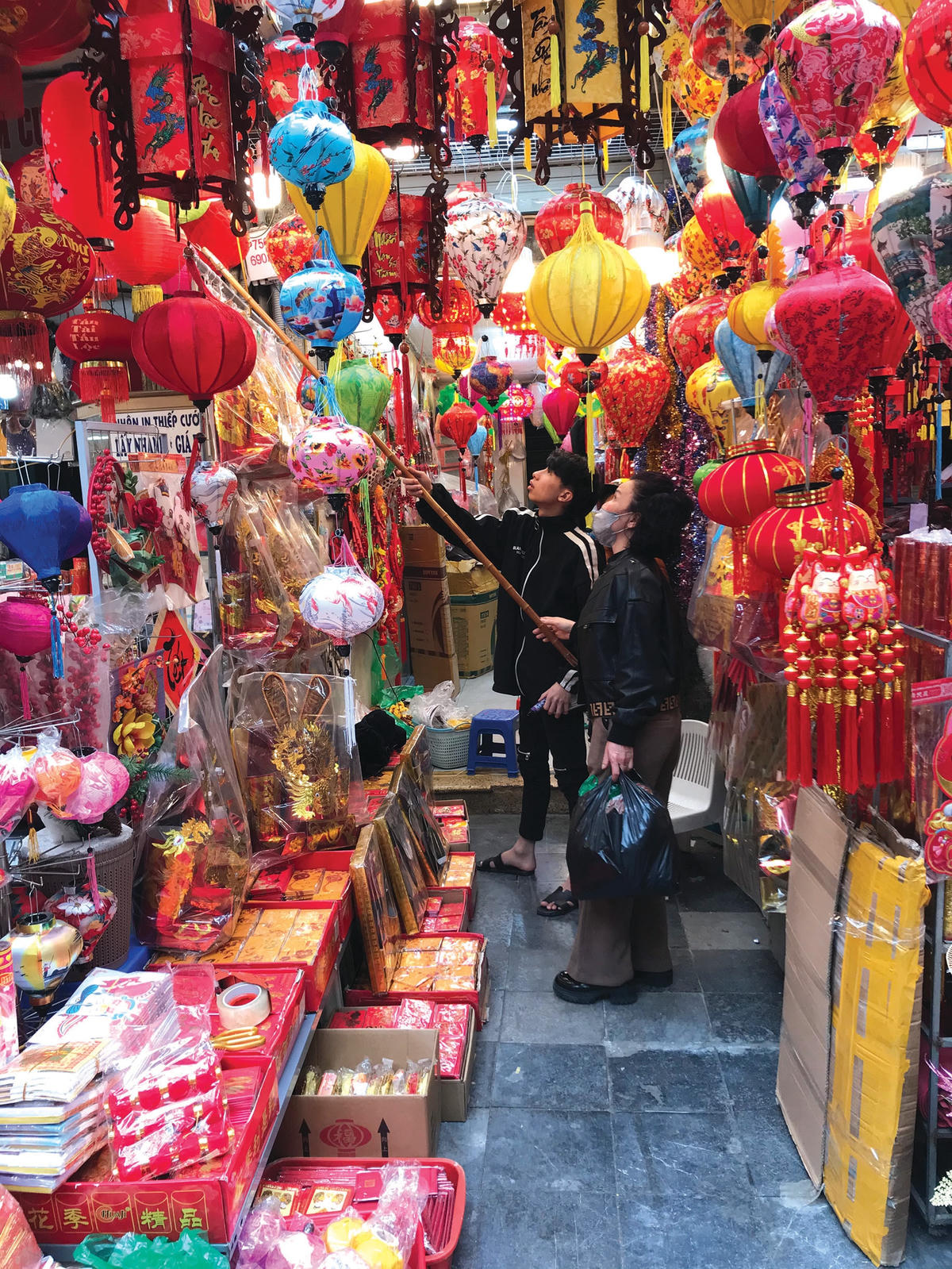 Khách hàng chọn mua đồ trang trí Tết.  