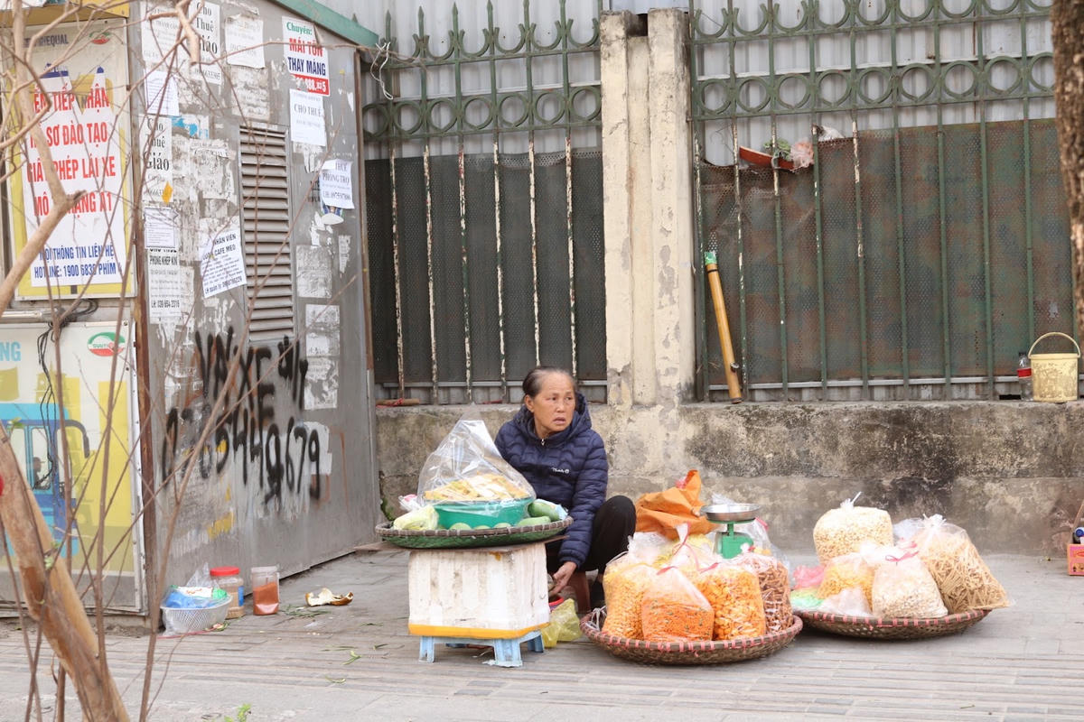 Chị Vũ Hạnh (trú tại Đống Đa, Hà Nội) chia sẻ, phố Nguyễn Chí Thanh đang được định hướng trở thành tuyến phố điểm văn minh đô thị của quận Đống Đa nói riêng, Thủ đô Hà Nội nói chung. Nhưng sau một thời gian ngắn chỉnh trang, khu vực vỉa hè đã bị chiếm dụng, nhếch nhác. 