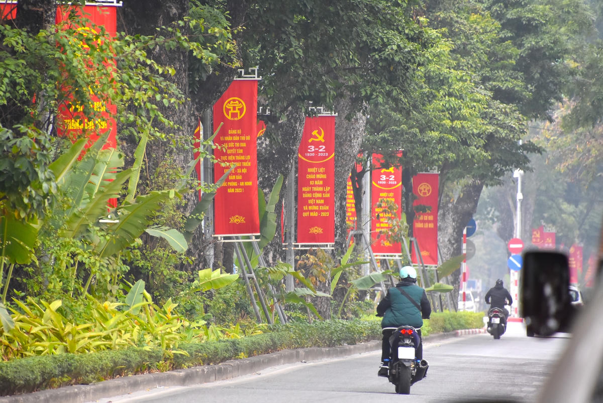 Đường Hoàng Diệu cũng được phủ lên màu đỏ mới với các khẩu hiệu: "Nhiệt liệt chào mừng 93 năm Ngày thành lập Đảng Cộng sản Việt Nam", "Mừng Đảng mừng Xuân", "Năm mới - Thời cơ mới - Thắng lợi mới",...