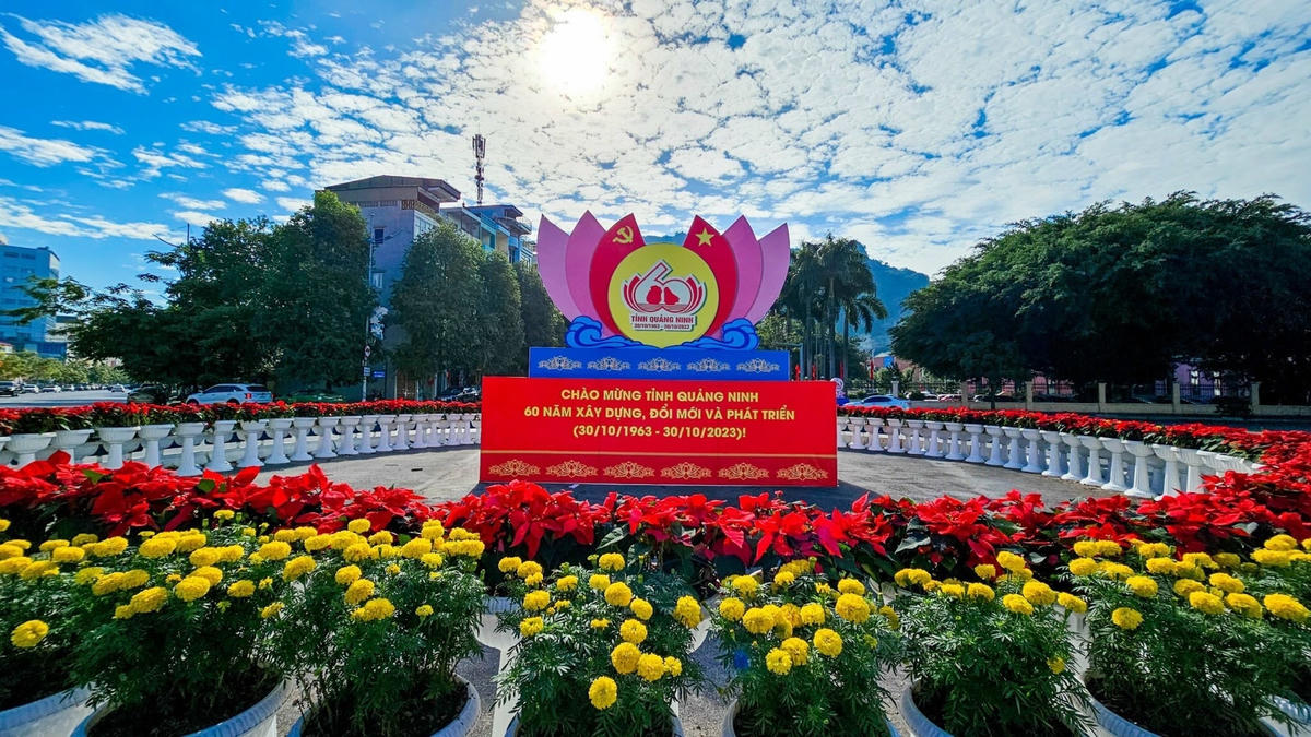 Trải qua 60 năm xây dựng và phát triển, tỉnh Quảng Ninh đã từng bước vươn lên trở thành một trong những đầu tàu phát triển của khu vực phía Bắc, là trọng điểm kinh tế, trung tâm du lịch lớn của cả nước và khu vực.