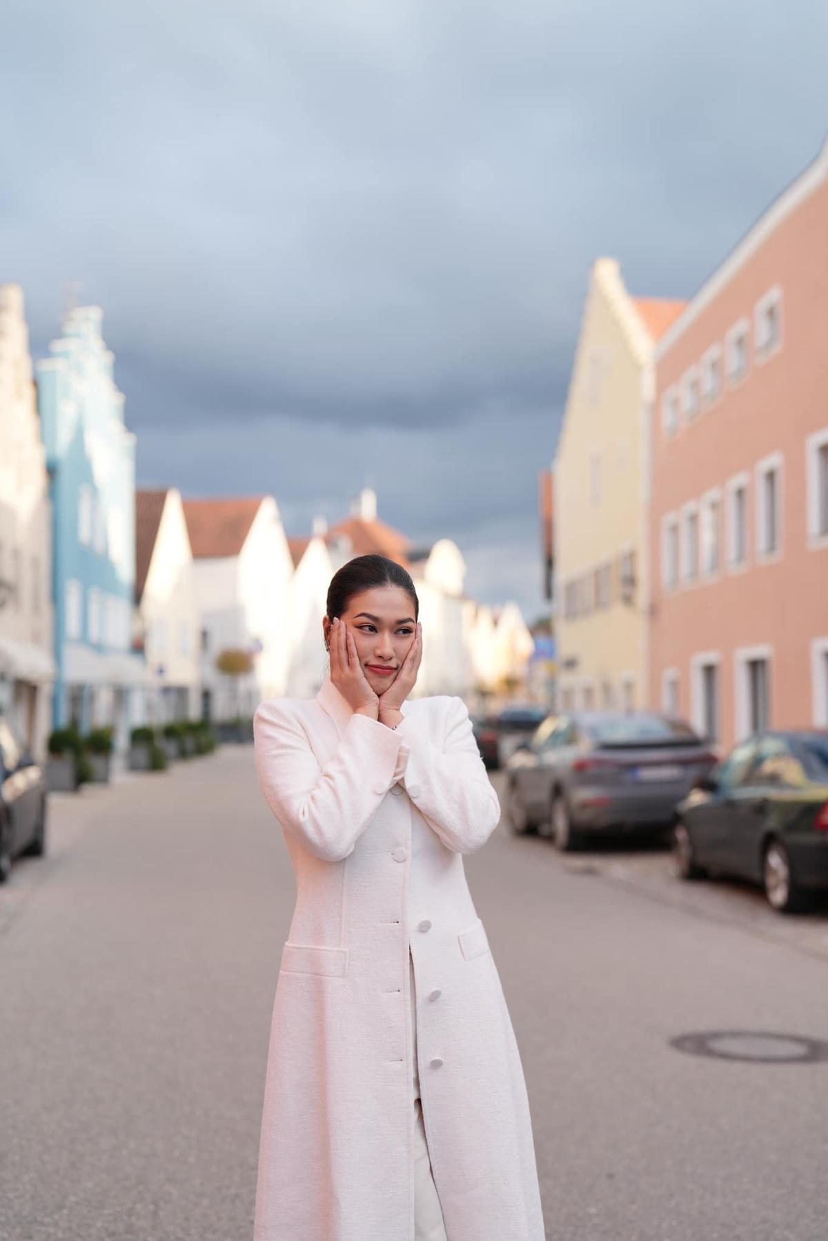 Sau khi vừa đến Đức, nàng Hậu cùng các cộng sự ghé thăm và làm việc với một thương hiệu mỹ phẩm thuần chay của quốc gia.