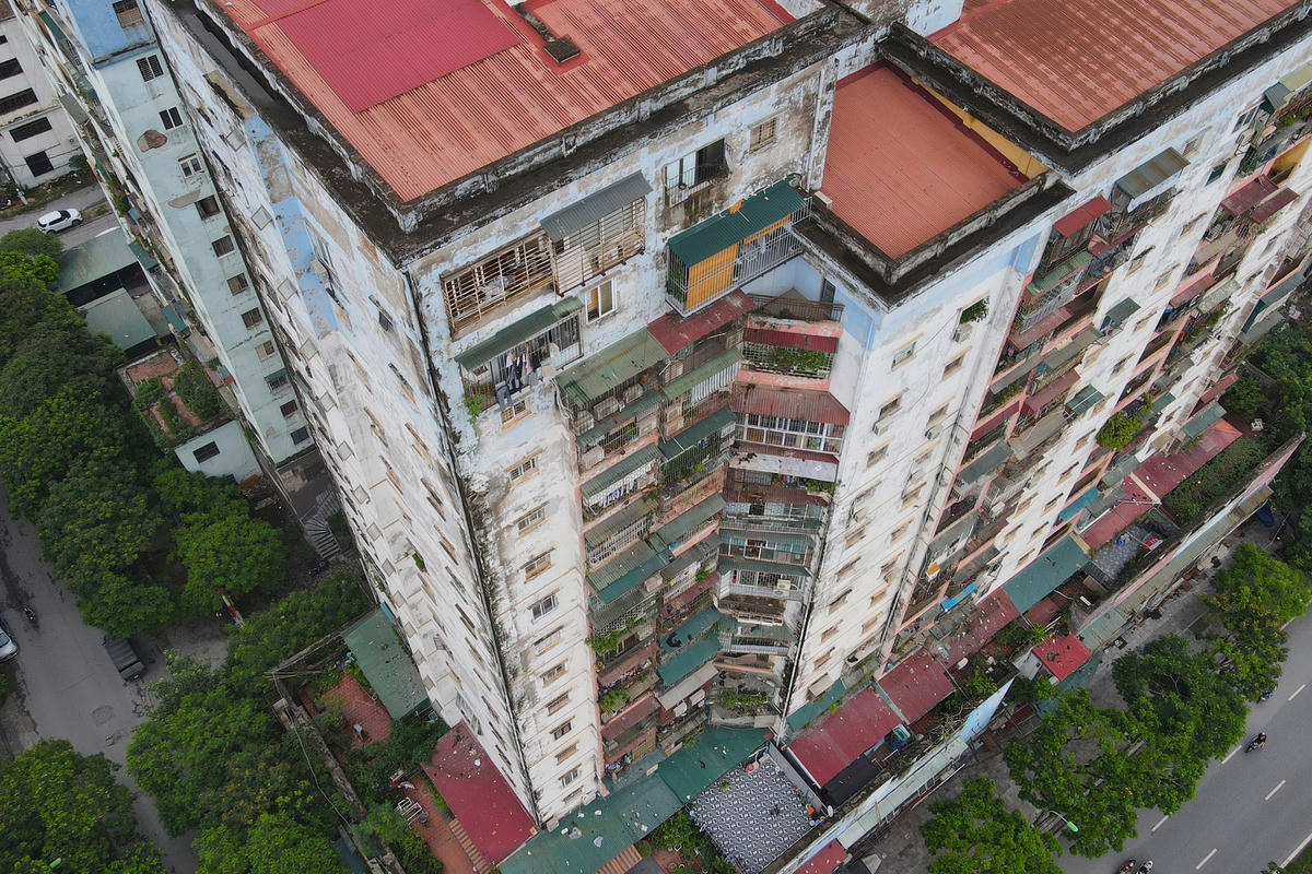 Đặc biệt, sau nhiều vụ cháy tại Hà Nội trong khoảng thời gian gần đây, việc “chuồng cọp” đóng kín đã gióng lên hồi chuông cảnh báo. Theo lực lượng Cảnh sát PCCC, khi xuất hiện sự cố hỏa hoạn, lực lượng chức năng phải mất rất nhiều thời gian để cắt phá lồng sắt.