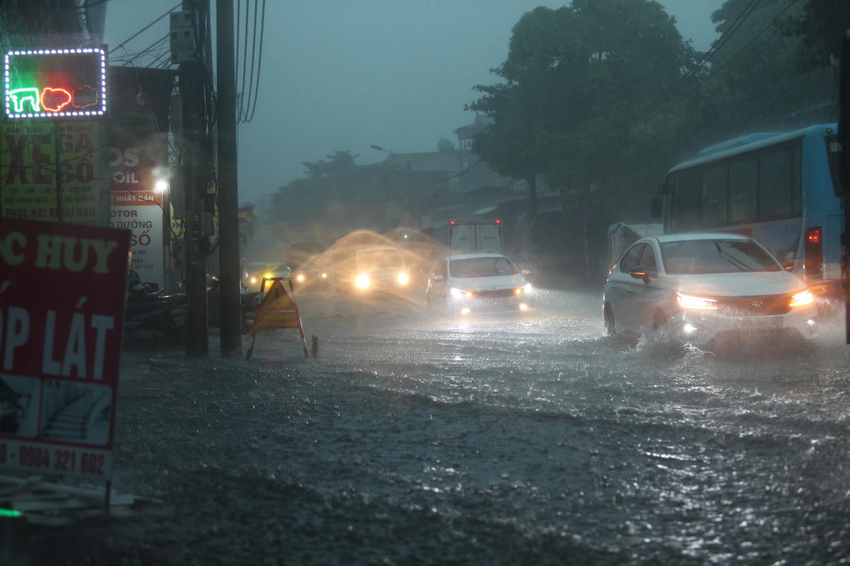 Theo ghi nhận của PV Báo Đại Đoàn Kết, khoảng 14h chiều ngày 31/7 Hà Nội xảy ra mưa lớn kèm gió giật mạnh, nhiều tuyến đường bị ngập nước. Các phương tiện di chuyển gặp nhiều khó khăn. Tại một số điểm ngập nặng, nhiều người phải dắt xe do xe bị chết máy.