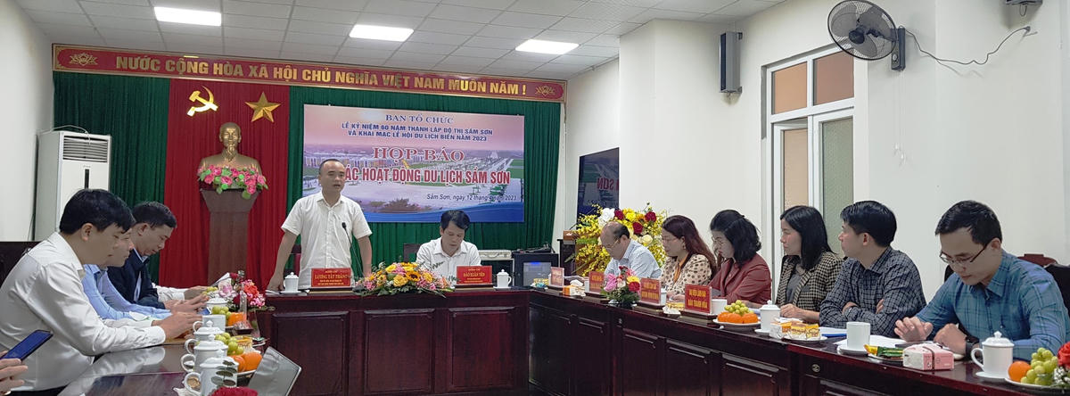 Lãnh đạo T.p Sầm Sơn thông tin đến các cơ quan báo chí về kế hoạch tổ chức lễ hội du lịch biển năm 2023, tại buổi họp báo.