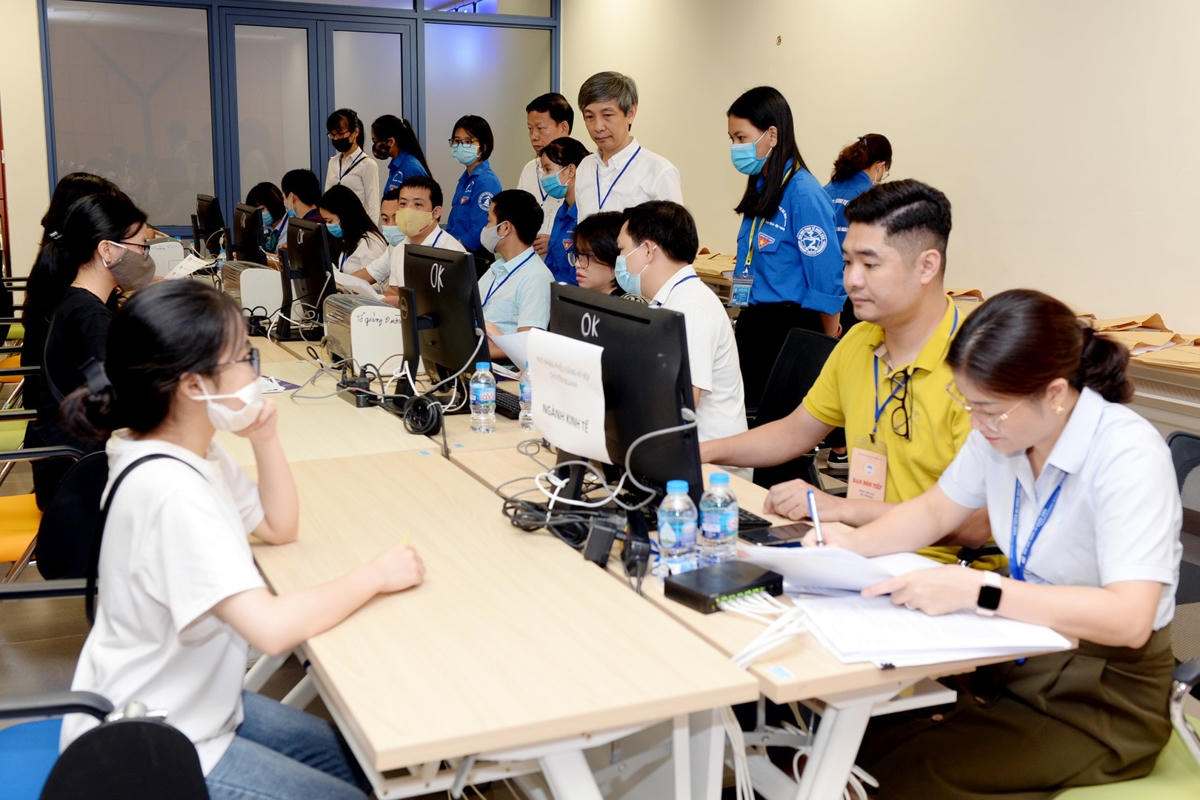 Tân sinh viên làm thủ tục nhập học. Ảnh: TL.