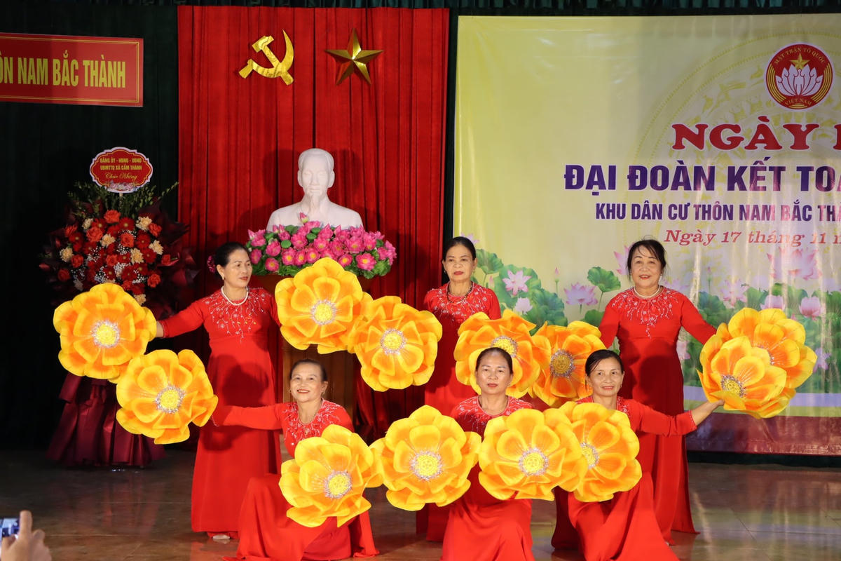 Một tiết mục văn nghệ của ngiời dân trong thôn.