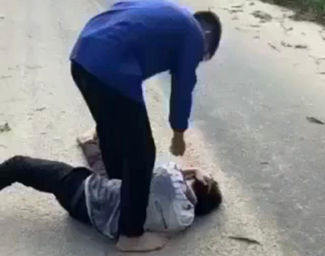 Hình ảnh nam sinh bị bạn đánh dã man giữa đường. Ảnh cắt từ clip.