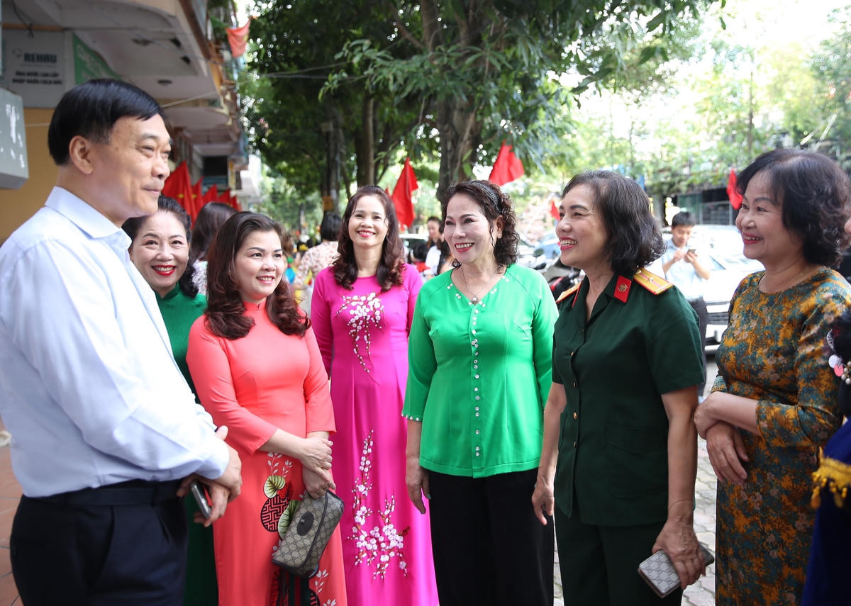 Chủ nhiệm Ủy ban Kinh tế của Quốc hội Vũ Hồng Thanh hỏi thăm, động viên nhân dân khu 8 (phường Hồng Hải, TP Hạ Long, Quảng Ninh).