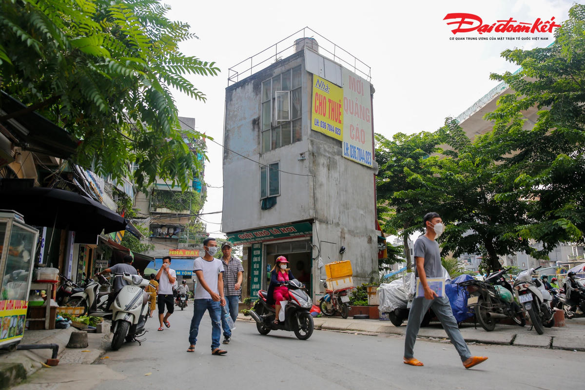 Mặc dù ngôi nhà có 4 mặt tiền, nhưng chỉ có một mặt hướng ra phố Đại La còn lại ba hướng ra các ngõ phía bên trong.