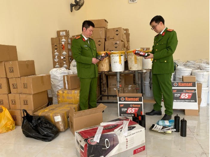 Phòng Cảnh sát kinh tế kiểm tra kho hàng của Lương Biên Cương. Ảnh: Cổng TTĐT CATP Hà Nội.