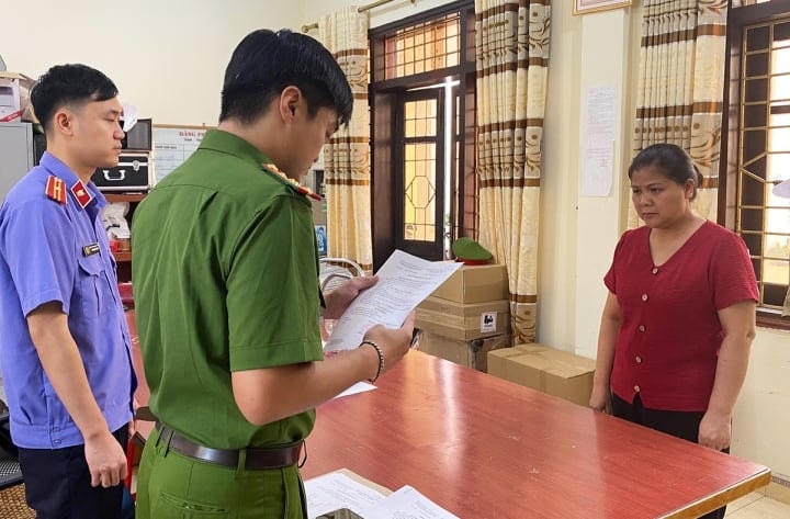 Cơ quan điều tra tống đạt quyết định khởi tố bị can đối với bà Mã Thúy Huyền. (Ảnh: Công an tỉnh Cao Bằng).